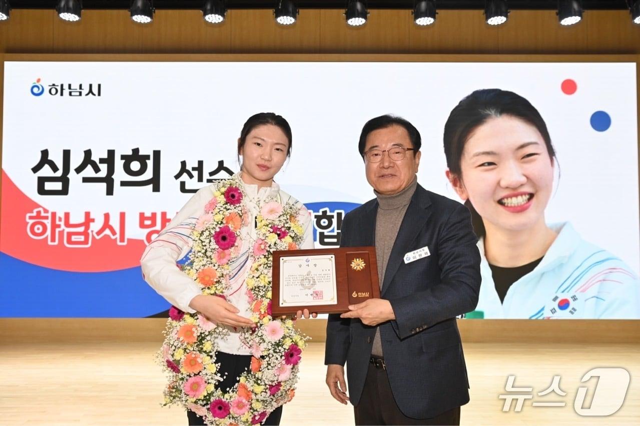 본문 이미지 -  이현재 하남시장(오른쪽)이 2026 밀라나-코르티나담페초 동계올림픽 여자 3000m 계주에서 금메달을 딴 심석희 선수에게 감사장을 수여하고 있다.(하남시 제공. 재판매 및 DB 금지)/뉴스1