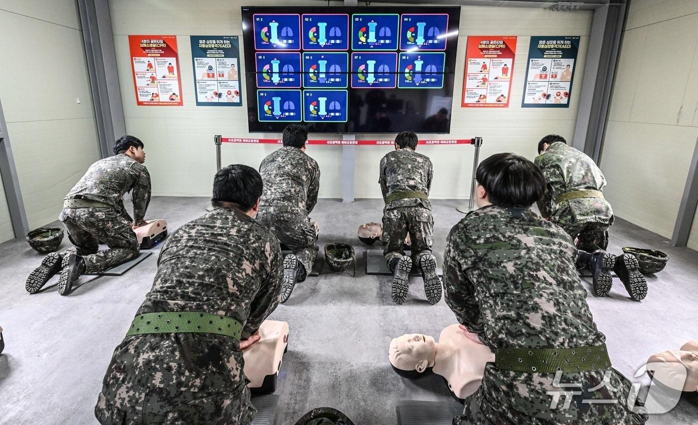 본문 이미지 - 육군은 4일 서울 서초 과학화예비군훈련장에서 ICT 기술을 접목한 신규 심폐소생술(CPR) 실습장 등 과학화 훈련 시설을 공개했다. 2026.3.4./ⓒ 뉴스1(육군 제공)