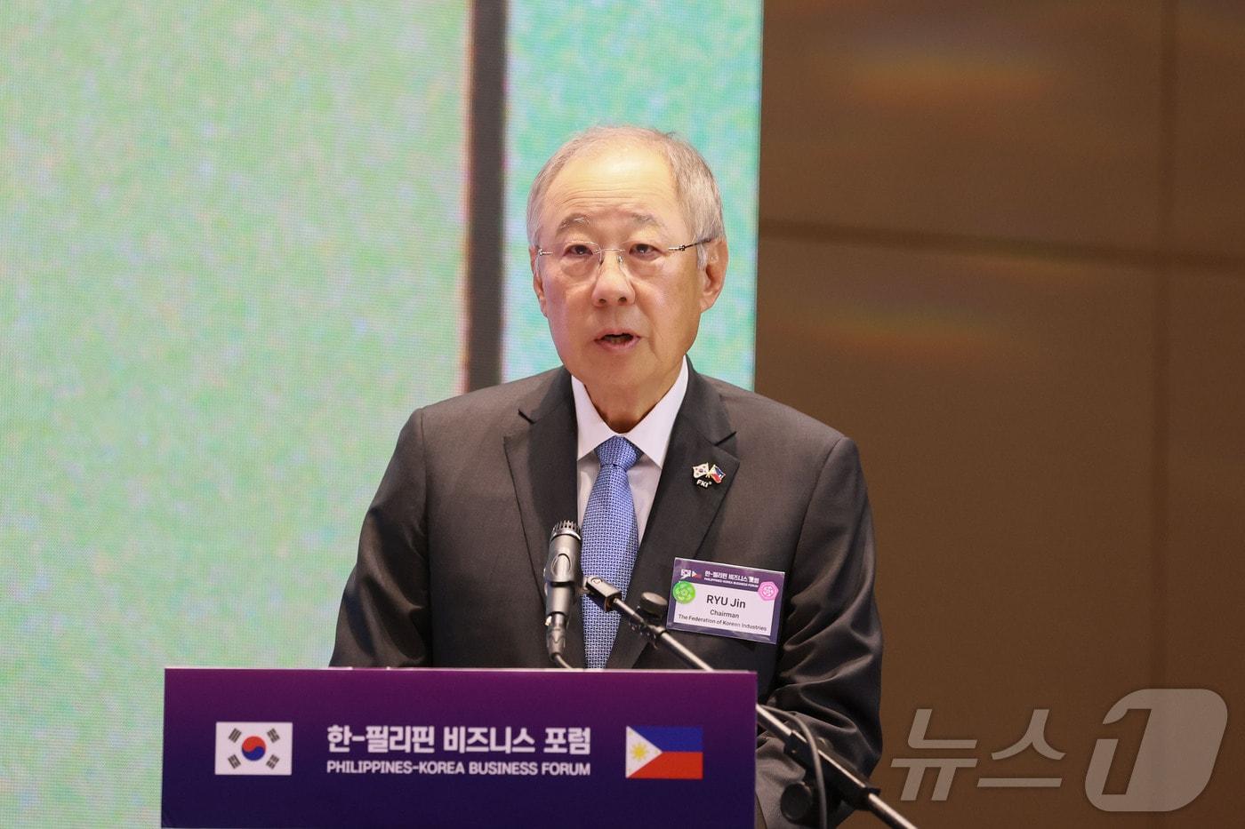 본문 이미지 - 류진 한국경제인협회 회장이 4일 필리핀 콘래드 마닐라호텔에서 열린 '한-필리핀 비즈니스 포럼'에서 인사말을 하고 있다. (한국경제인협회 제공. 재판매 및 DB 금지) 2026.3.4 ⓒ 뉴스1