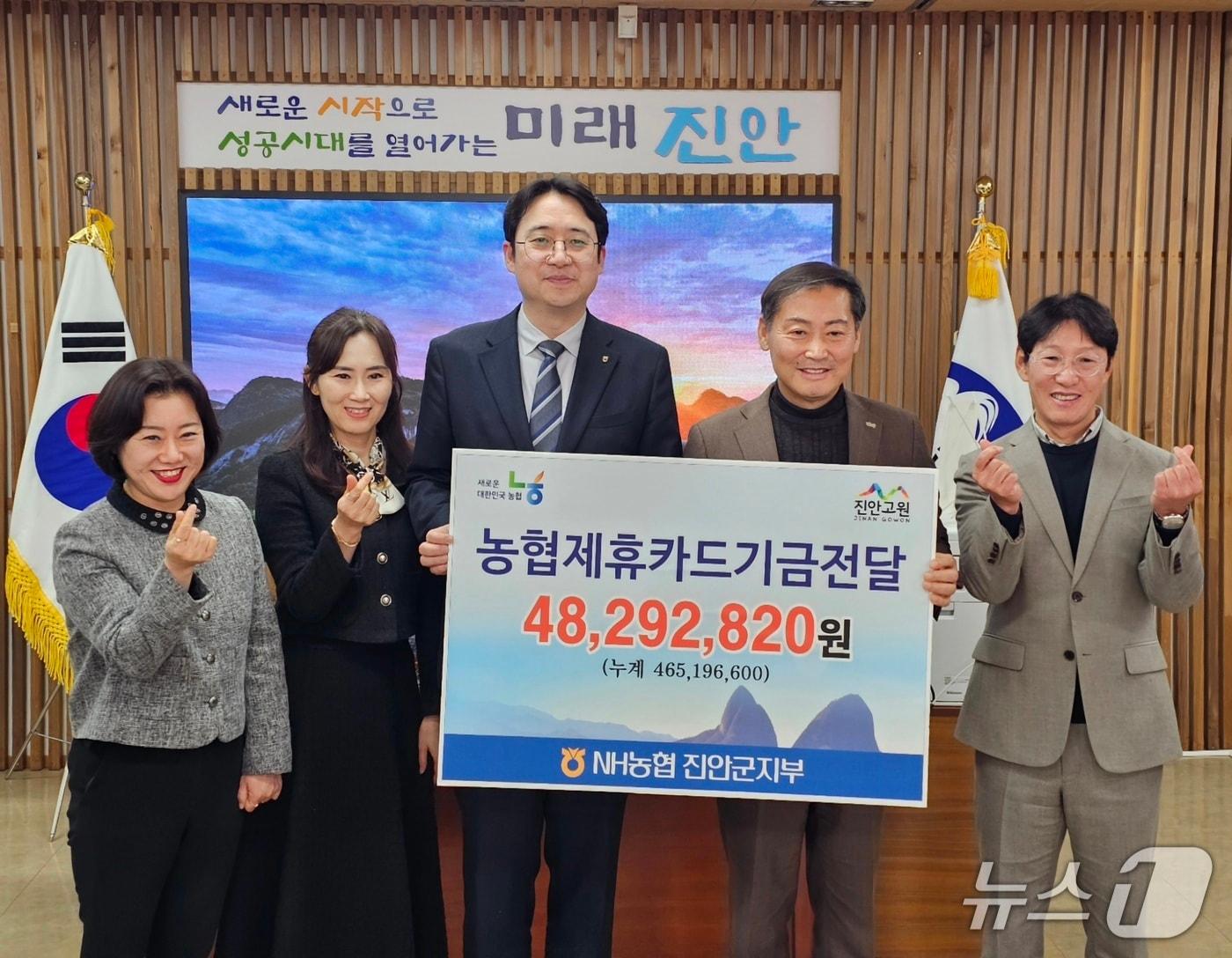 본문 이미지 - 4일 NH농협 진안군지부가 진안군청 군수실을 방문해 2025년분 제휴카드 사용에 따른 적립금을 전달하고 있다.(진안군 제공. 재판매 및 DB금지)2026..34/뉴스1