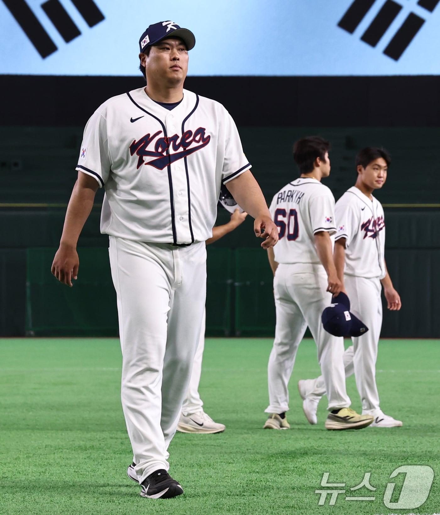 본문 이미지 - 2026 월드베이스볼클래식(WBC) 대한민국 국가대표팀 투수 류현진과 박영현, 정우주가 4일 일본 도쿄돔에서 훈련을 마친 뒤 그라운드를 나서고 있다. 2026.3.4 ⓒ 뉴스1 구윤성 기자