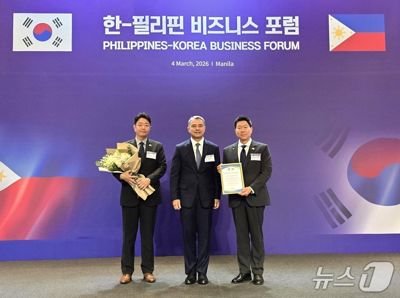 본문 이미지 - 구혁서 LX인터내셔널 대표(오른쪽)가 4일 마닐라 콘래드 호텔에서 열린 ‘한-필리핀 비즈니스 포럼’에서 필리핀 라푸라푸 구리 광산의 성공적인 환경복구 공로로 표창을 받은 뒤 후안 미겔 쿠나 필리핀 환경자원부 장관(가운데), 이준택 LX인터내셔널 마닐라지사장과 함께 기념사진을 찍고 있다.(LX인터내셔널 제공)