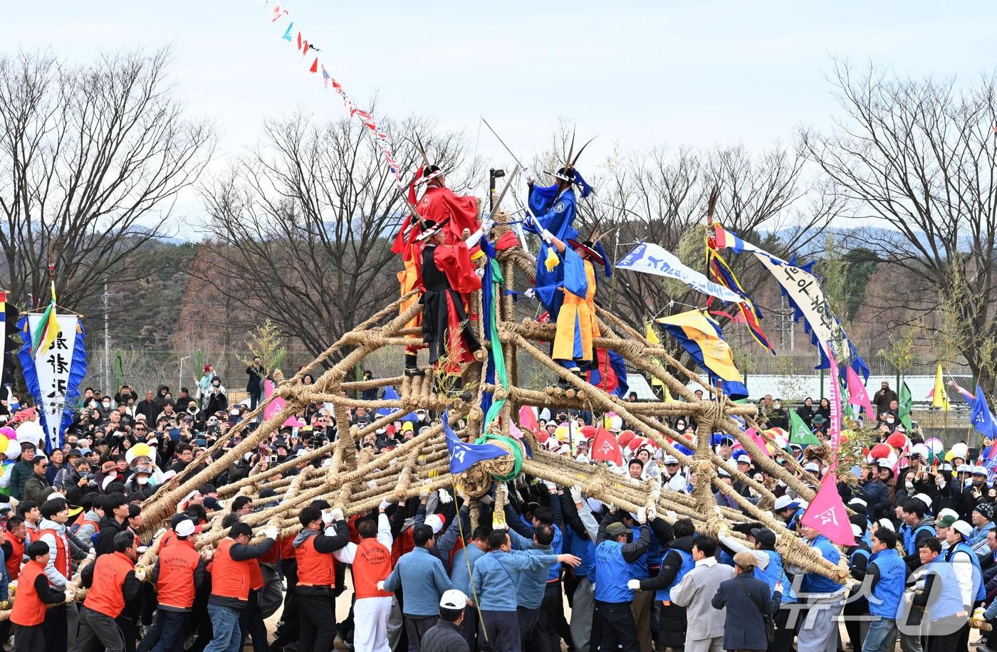본문 이미지 - 창녕군이 지난달 23일부터 이달 3일까지 열린 3·1 민속 문화제에서 선보인 국가 무형유산 영산쇠머리대기 모습.(창녕군 제공. 재판매 및 DB금지)