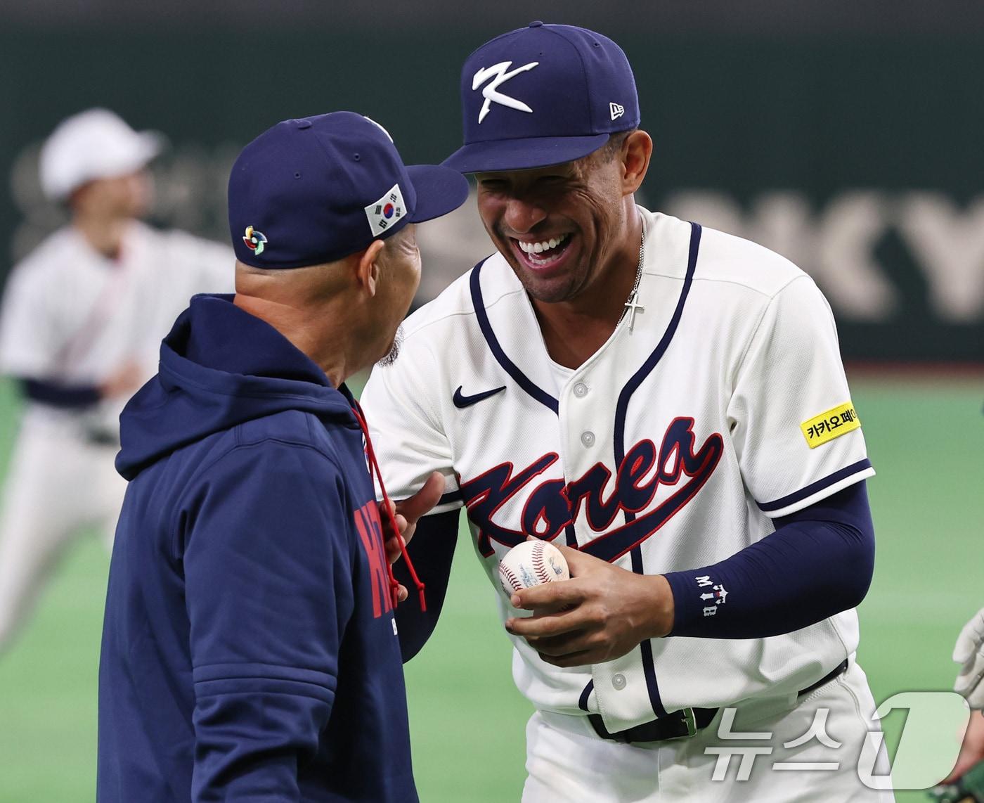 본문 이미지 - 2026 월드베이스볼클래식(WBC) 대한민국 국가대표팀 저마이 존스가 4일 일본 도쿄돔에서 열린 공식훈련에서 김용일 트레이닝 코치와 웃으며 대화하고 있다. 2026.3.4 ⓒ 뉴스1 구윤성 기자
