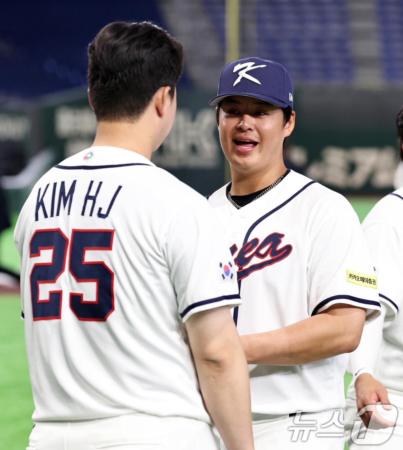 본문 이미지 - 2026 월드베이스볼클래식(WBC) 대한민국 국가대표팀 노시환이 4일 일본 도쿄돔에서 훈련을 마친 뒤 김형준과 대화하고 있다. 2026.3.4 ⓒ 뉴스1 구윤성 기자