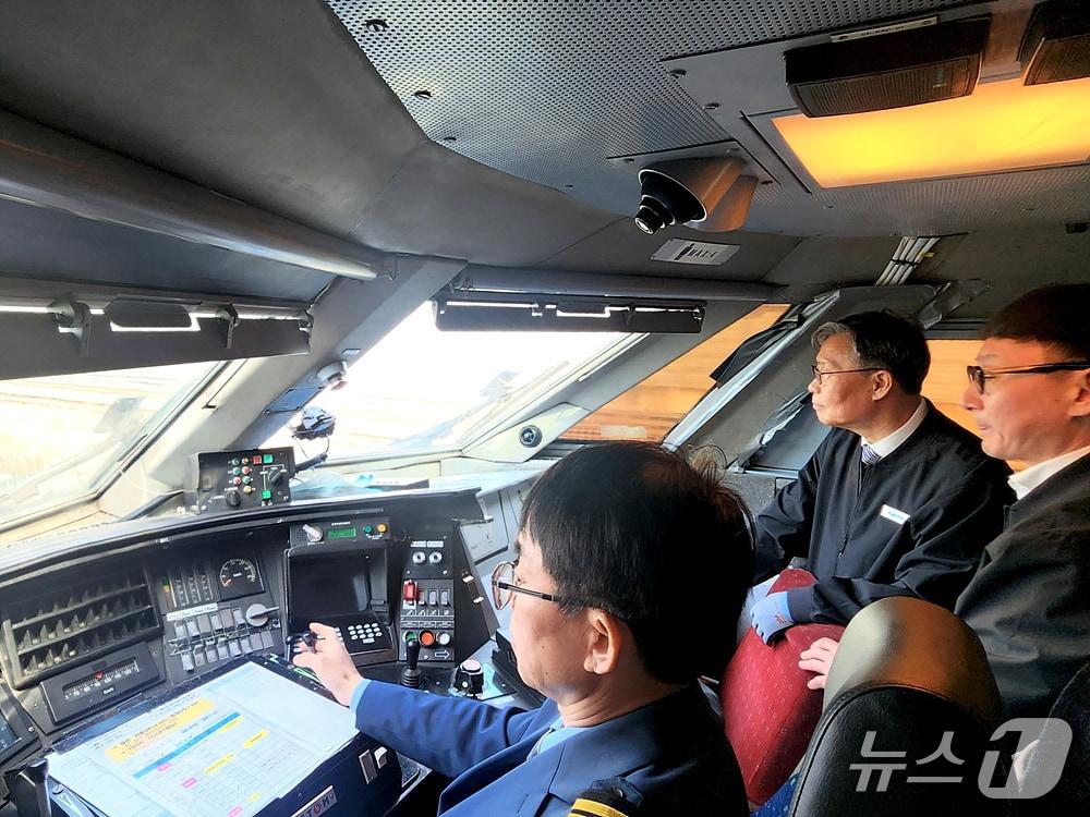 본문 이미지 - 김태승 코레일 사장(가운데)이 4일 오후 수서행 KTX 운전실에 올라 운행 안전을 점검하고 있다. (코레일 제공.재판매 및 DB금지)/뉴스1