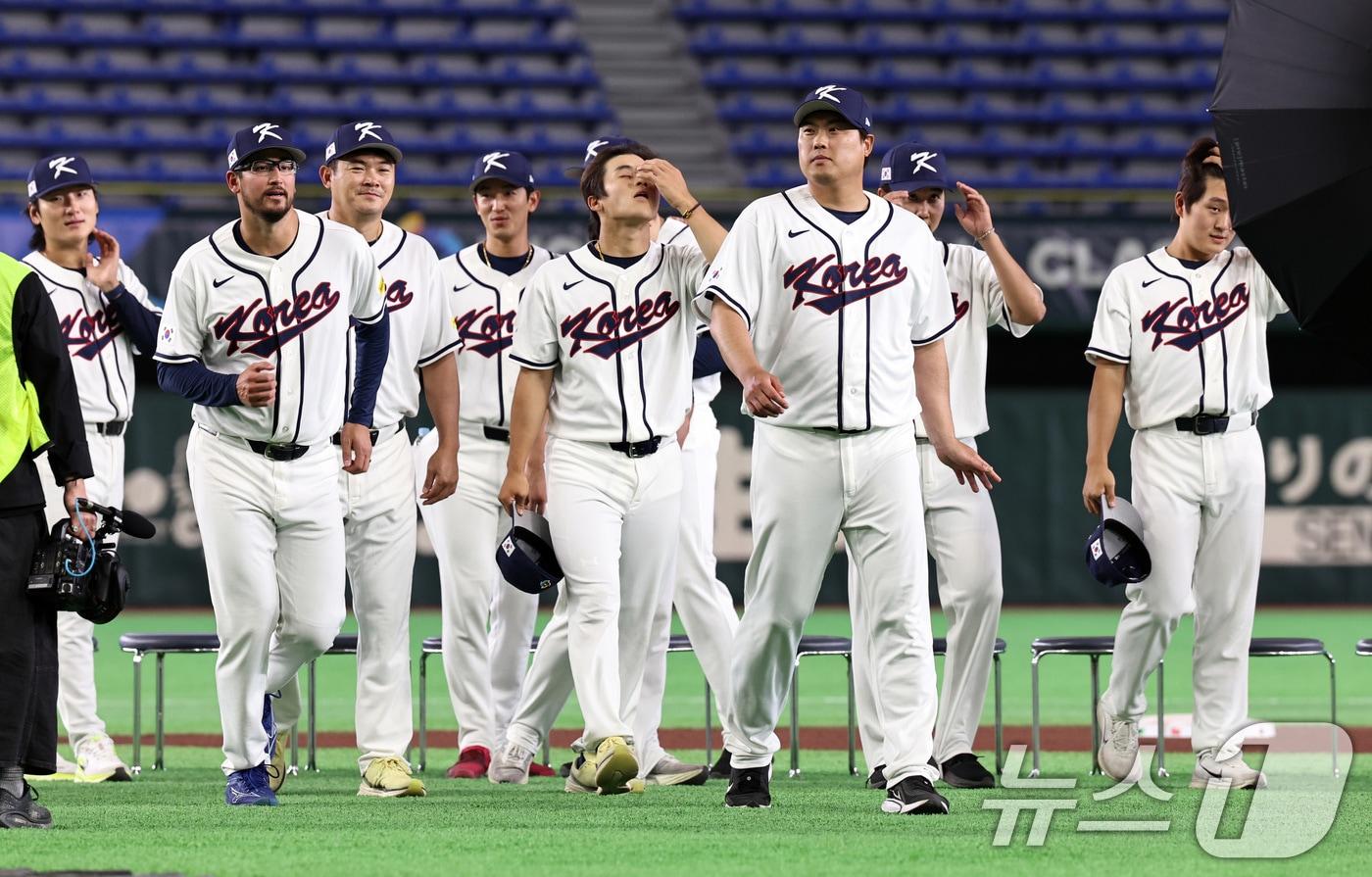 본문 이미지 - 류현진과 데인 더닝을 비롯한 2026 월드베이스볼클래식(WBC) 대한민국 국가대표팀 투수진이 4일 일본 도쿄돔에서 기념촬영을 마친 뒤 해산하고 있다. 2026.3.4 ⓒ 뉴스1 구윤성 기자