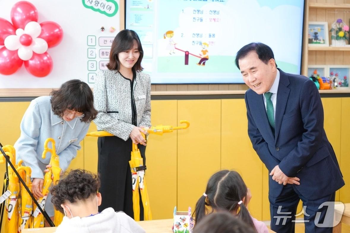본문 이미지 - 김지철 충남교육감이 4일 온돌봄 사업 현장 점검차 당진 대덕초등학교를 방문해 아이들과 대화하고 있다. (충남교육청 제공, 재판매 및 DB금지) / 뉴스1