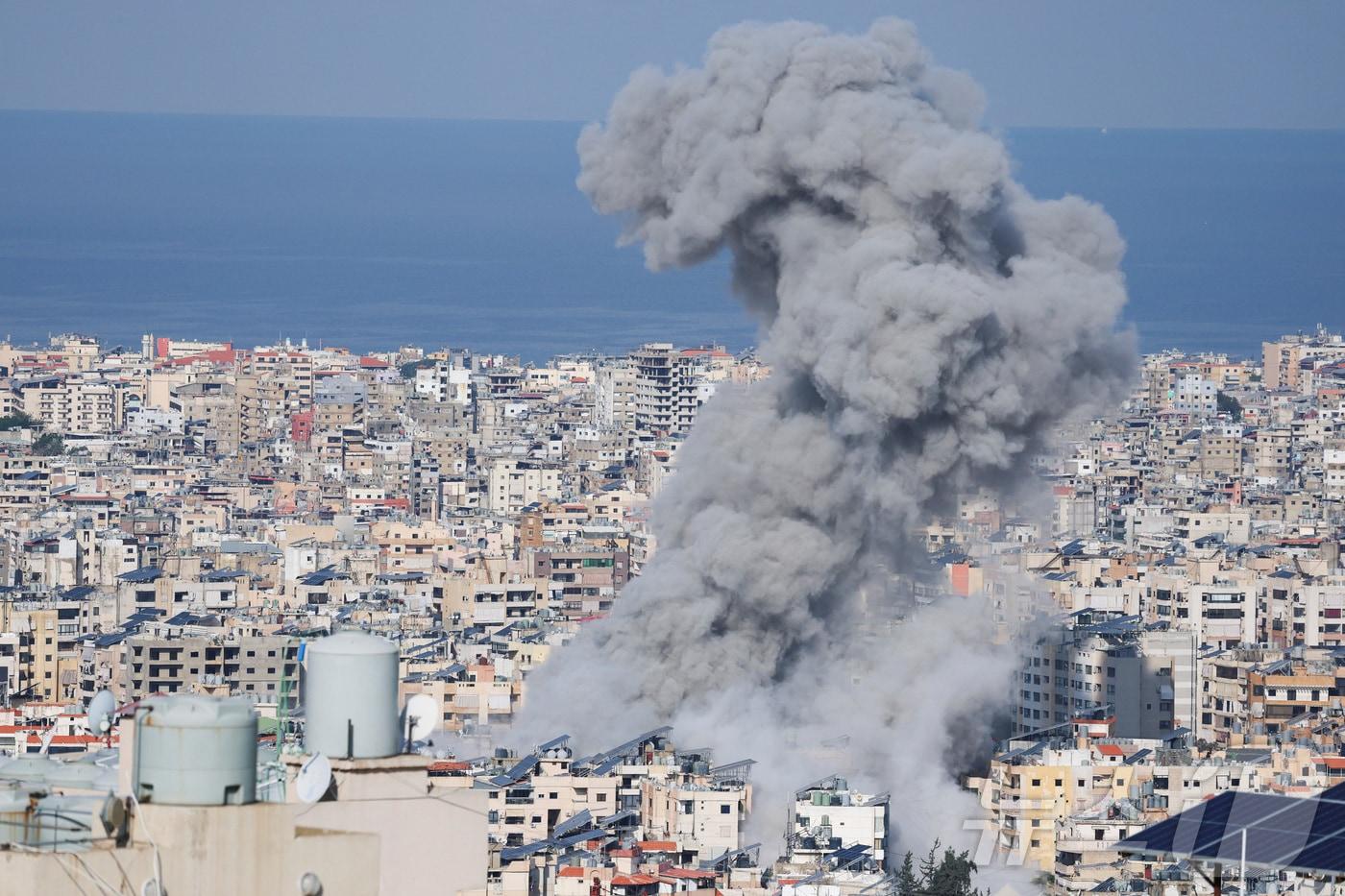 본문 이미지 - 레바논 베이루트 남부 교외에서 4일(현지시간) 이스라엘의 공습으로 연기가 피어오르고 있다. 2026.3.4 ⓒ 로이터=뉴스1