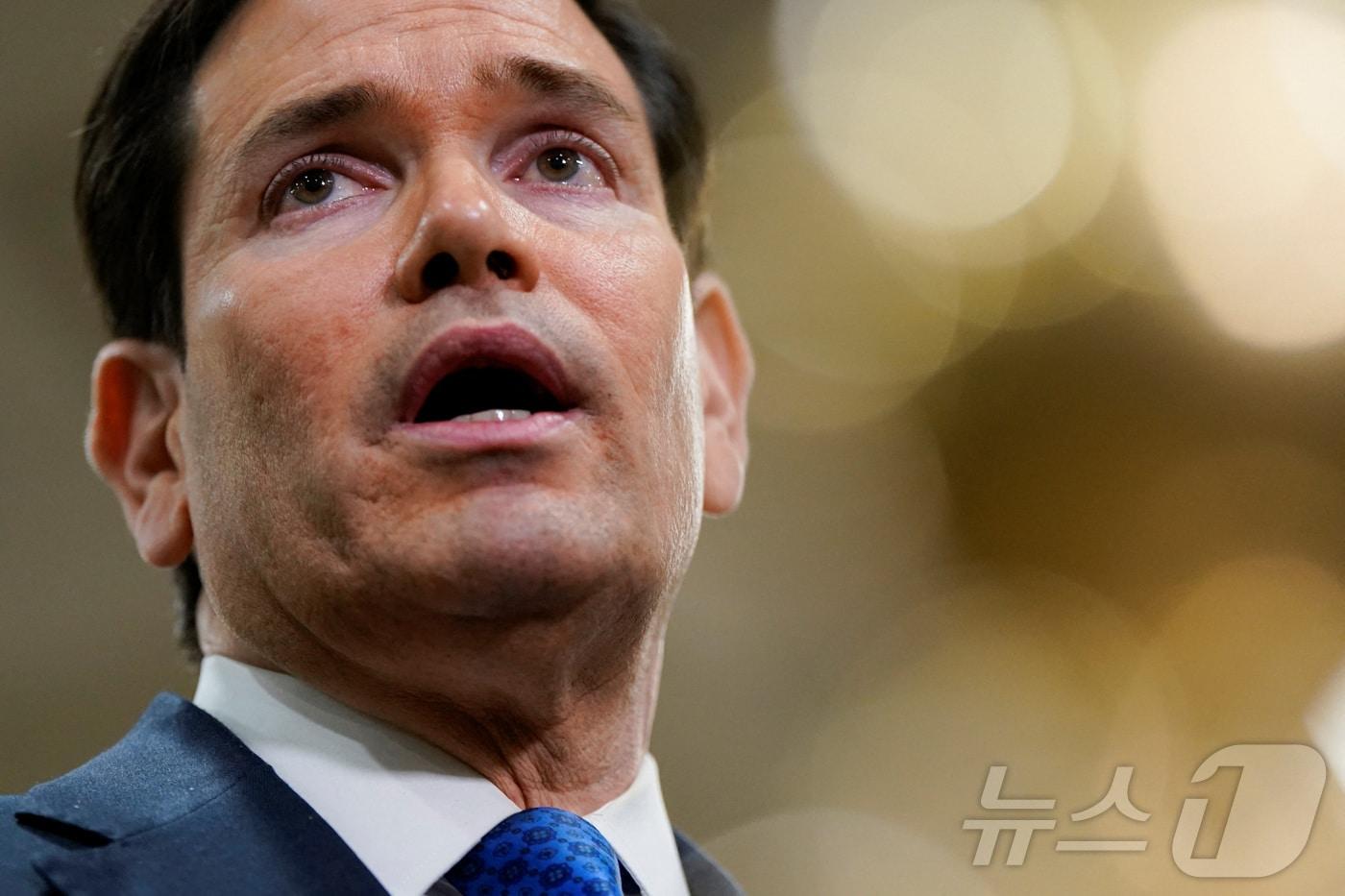 본문 이미지 - 마코 루비오 미국 국무장관이 이란 상황에 관한 상·하원 대상 기밀 브리핑 당일인 3일(현지시간) 워싱턴DC 의회에서 기자들에게 말하고 있다. 2026.3.3 ⓒ 로이터=뉴스1