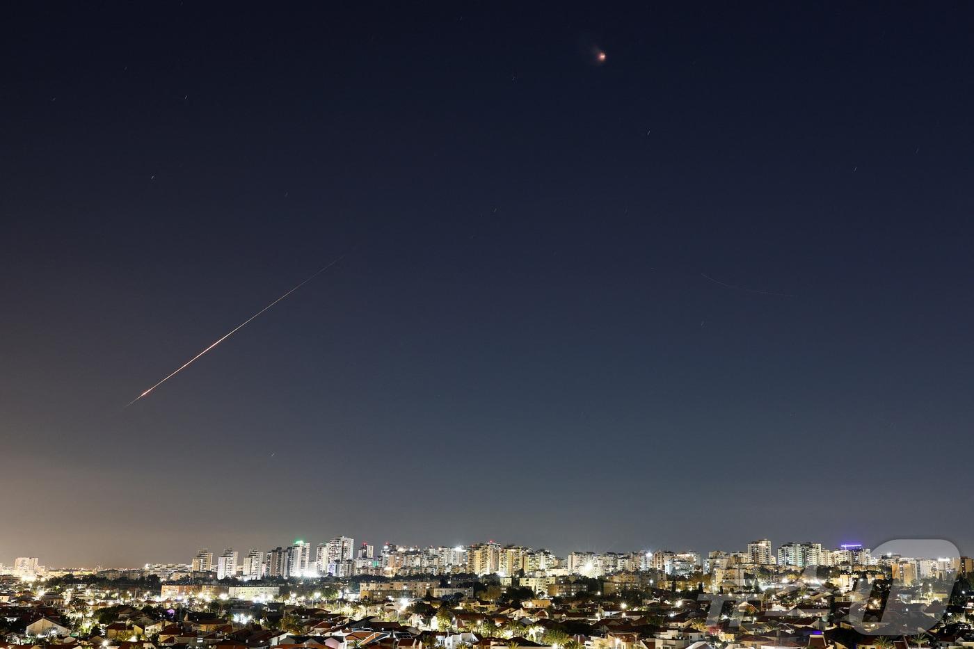 본문 이미지 - 4일(현지시간) 이스라엘 아슈켈론에서 이란에서 발사된 미사일이 요격되고 있다. 2026.03.04 ⓒ 로이터=뉴스1 (자료사진)
