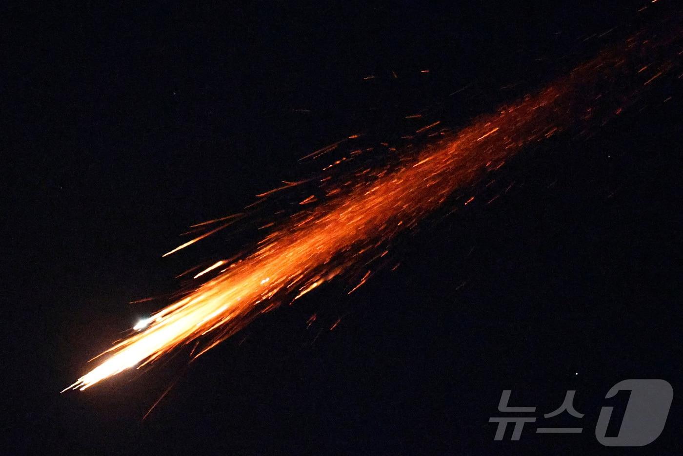 본문 이미지 - 3일(현지시간) 이란에서 발사된 미사일이 이스라엘 아슈켈론에서 요격되고 있다. 2026.3.3 ⓒ 로이터=뉴스1