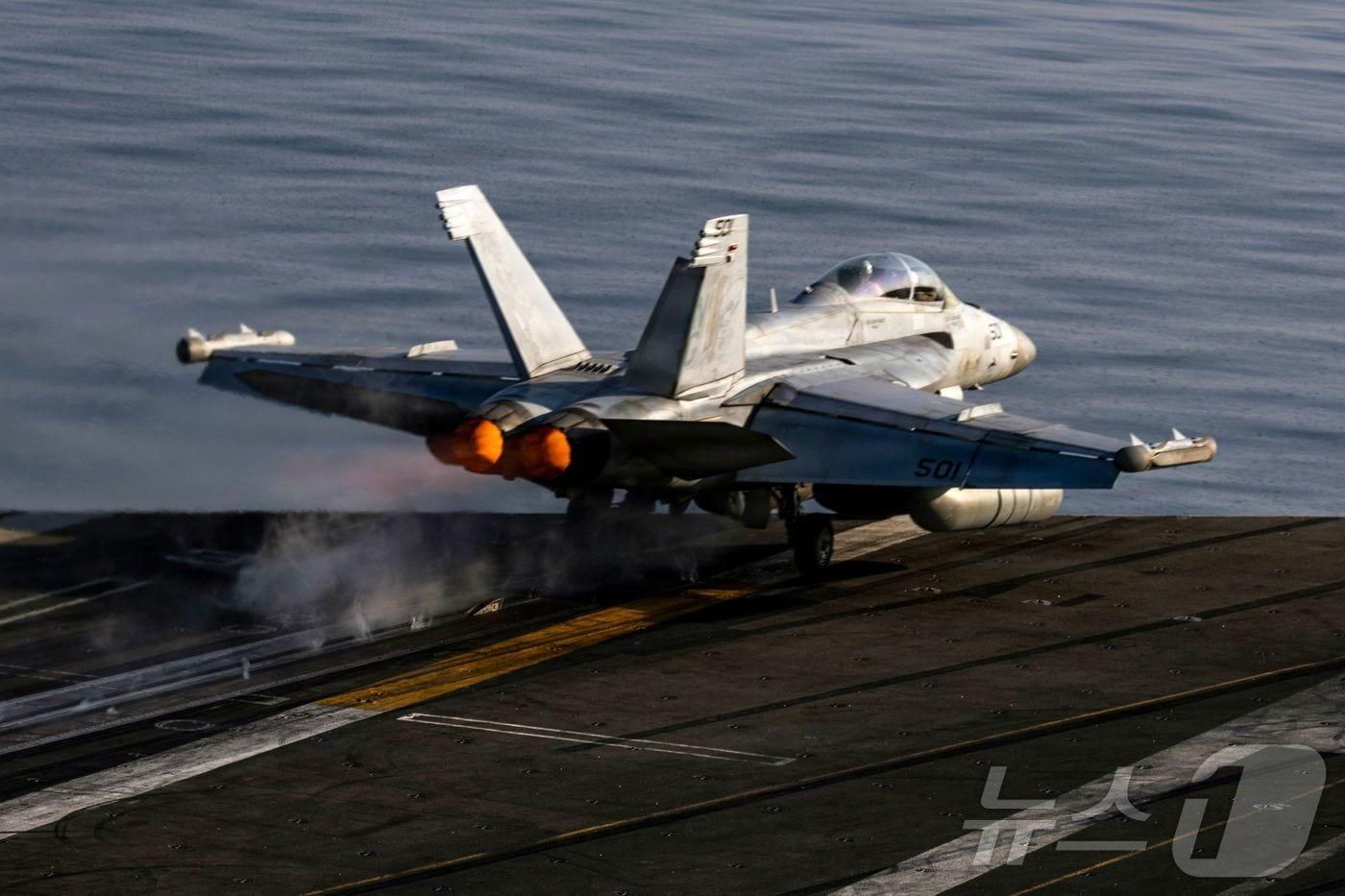 본문 이미지 - 지난 2일(현지시간) '에픽 퓨리 작전'을 지원하기 위해 니미츠급 항공모함 에이브러햄 링컨 함(CVN 72) 비행갑판에서 제133 전자공격비행대(VAQ-133) 소속 EA-18G 그라울러 전자전기가 이륙하고 있다. 사진은 미 중부사령부(CENTCOM) 공보실이 제공했다. 2026.03.02 ⓒ AFP=뉴스1