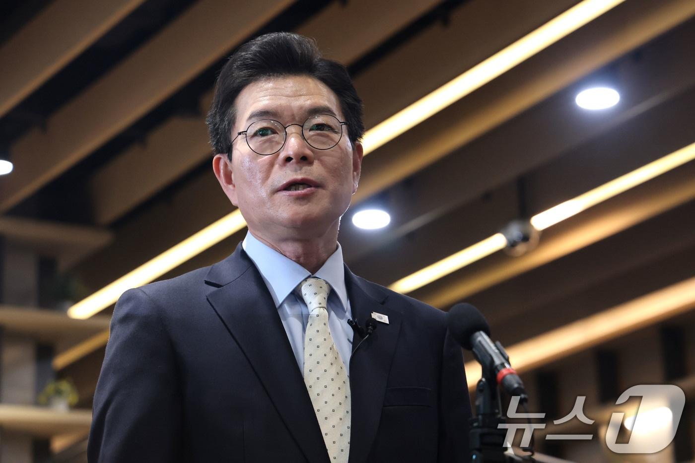 본문 이미지 - 6.3지방선거 서울시장 출마를 위해 구청장직을 사퇴하는 정원오 성동구청장이 4일 오후 서울 성동구청에서 퇴임사를 하고 있다. 정 구청장은 오는 5일 선거관리위원회에 더불어민주당 서울시장 예비후보로 등록할 예정이다. 2026.3.4 ⓒ 뉴스1 이광호 기자