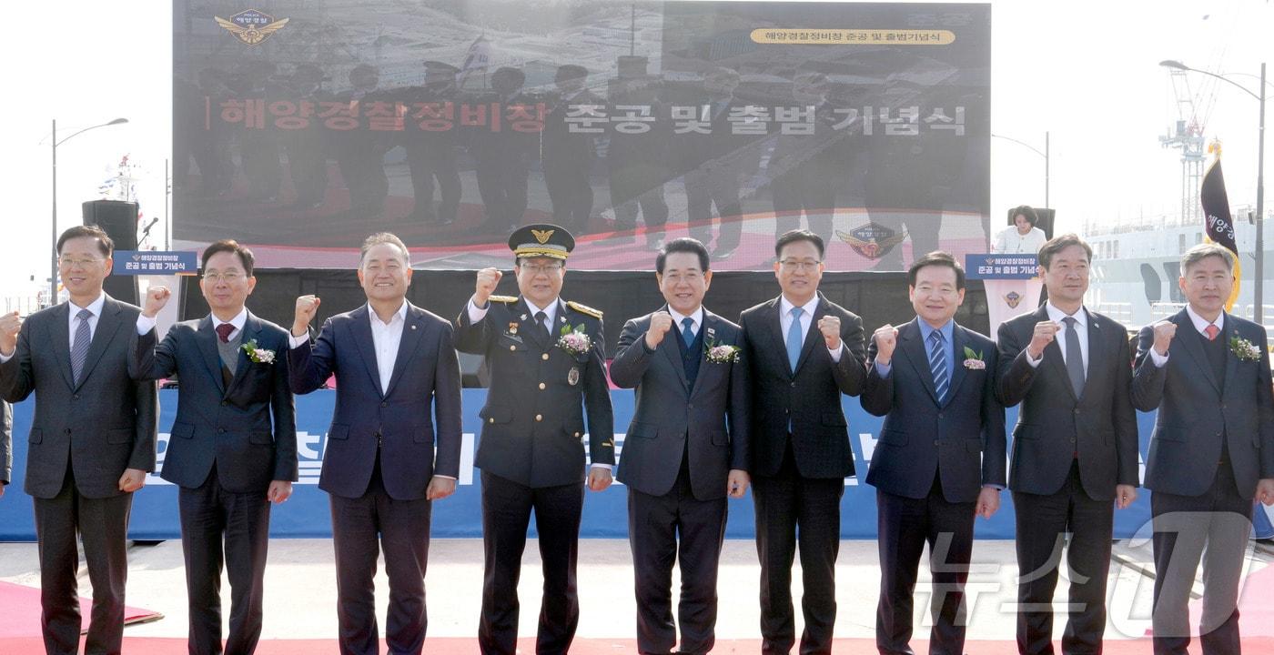 본문 이미지 - 김영록 전라남도지사가 4일 목포시 신항만 인근에서 열린 해양경찰 정비창 준공 및 출범식에서 참석자들과 기념촬영을 하고 있다.(전남도 제공. 재판매 및 DB금지) 2026.3.4 ⓒ 뉴스1 