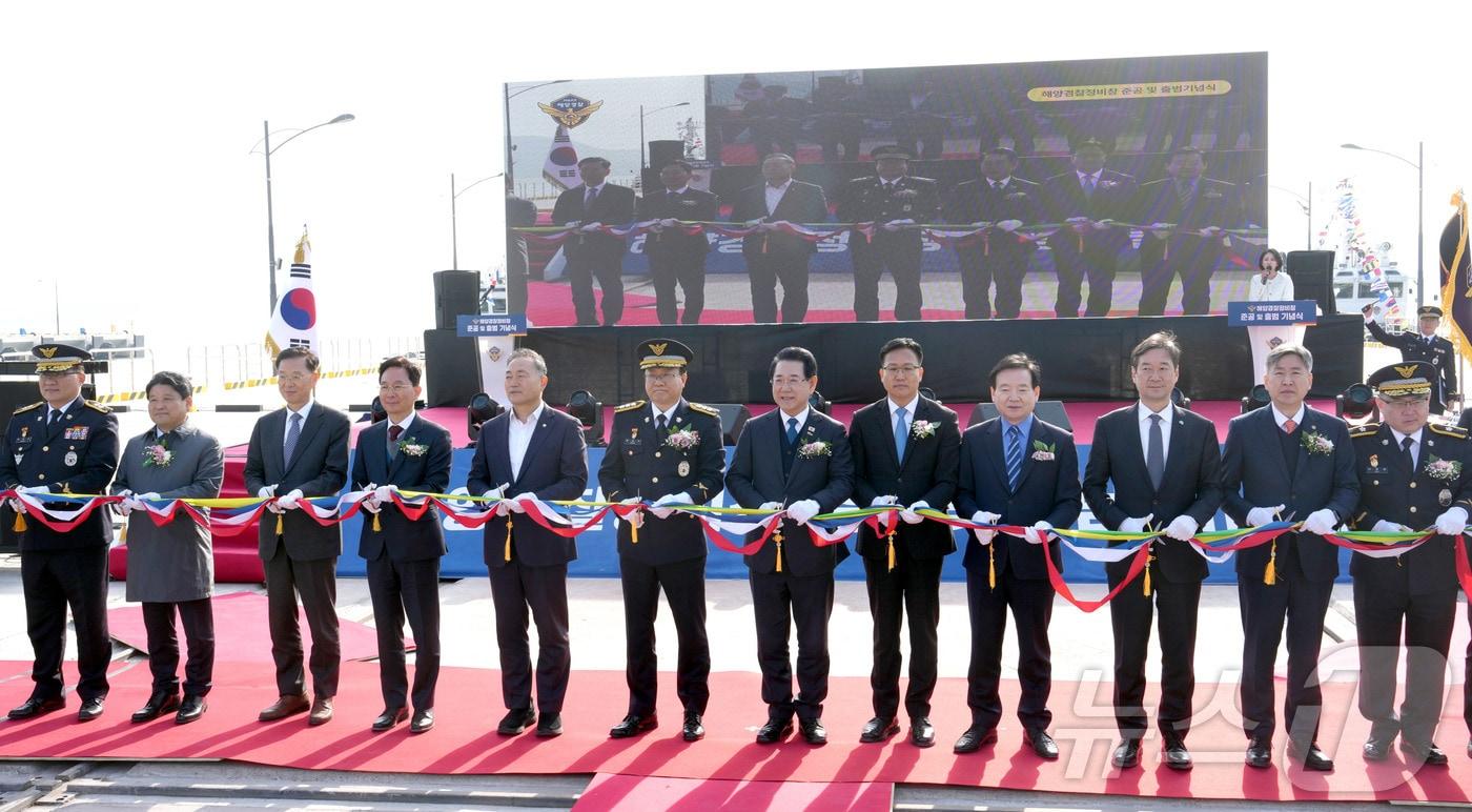 본문 이미지 - 김영록 전라남도지사가 4일 목포시 신항만 인근에서 열린 해양경찰 정비창 준공 및 출범식에서 참석자들과 테이프커팅을 하고 있다.(전남도 제공. 재판매 및 DB금지) 2026.3.4 ⓒ 뉴스1 