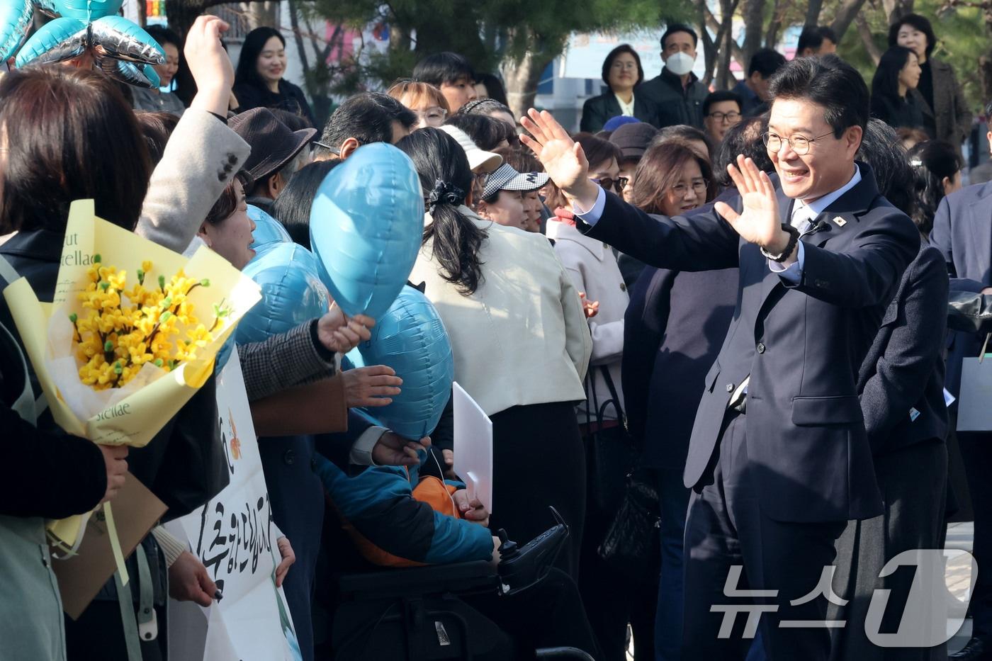 본문 이미지 - 6.3지방선거 서울시장 출마를 위해 구청장직을 사퇴하는 정원오 성동구청장이 4일 오후 서울 성동구청을 나서며 구민들과 인사나누고 있다. 2026.3.4 ⓒ 뉴스1 이광호 기자