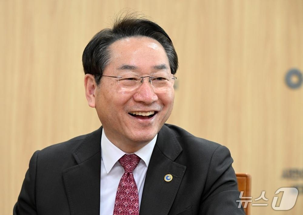 본문 이미지 - 유정복 인천시장이 지난 3일 시청 시장실에서 뉴스1과 인터뷰를 진행하고 있다. (인천시 제공.재판매 및 DB금지)