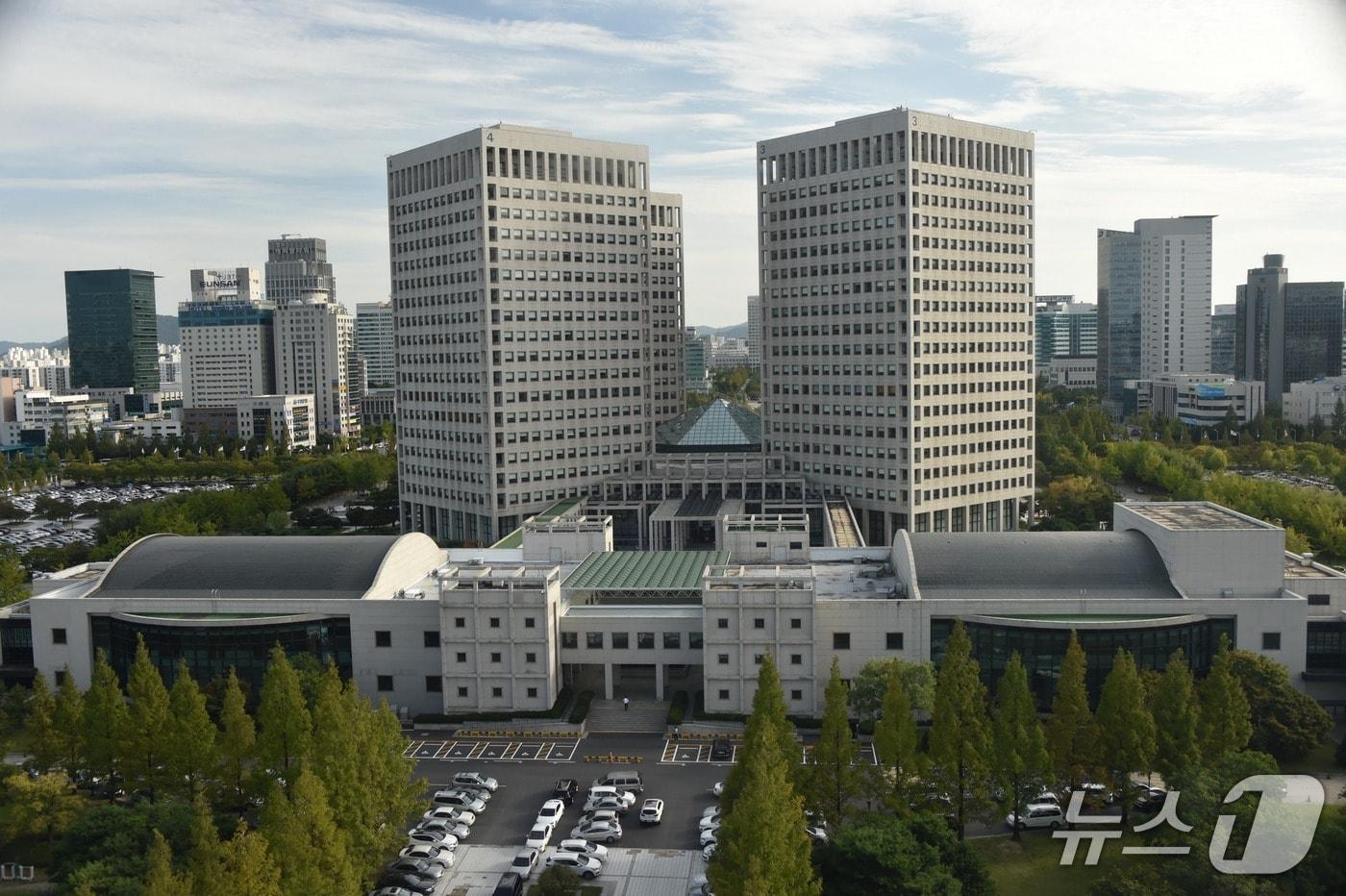 본문 이미지 - 4일 정부대전청사 2동에서 화재 진압용 가스가 누출돼 직원들이 대피하는 소동이 빚어졌다.  