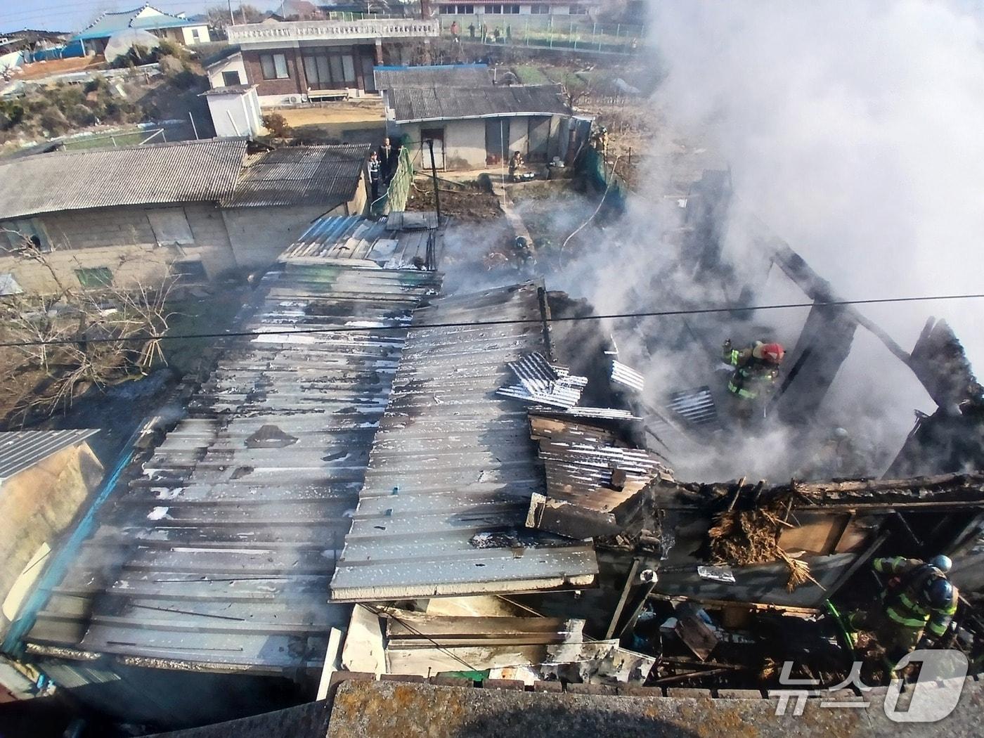본문 이미지 - 4일 오후 3시 25분께 전북 익산시 함라면의 한 주택에서 불이 났다.(전북소방본부 제공. 재판매 및 DB금지)