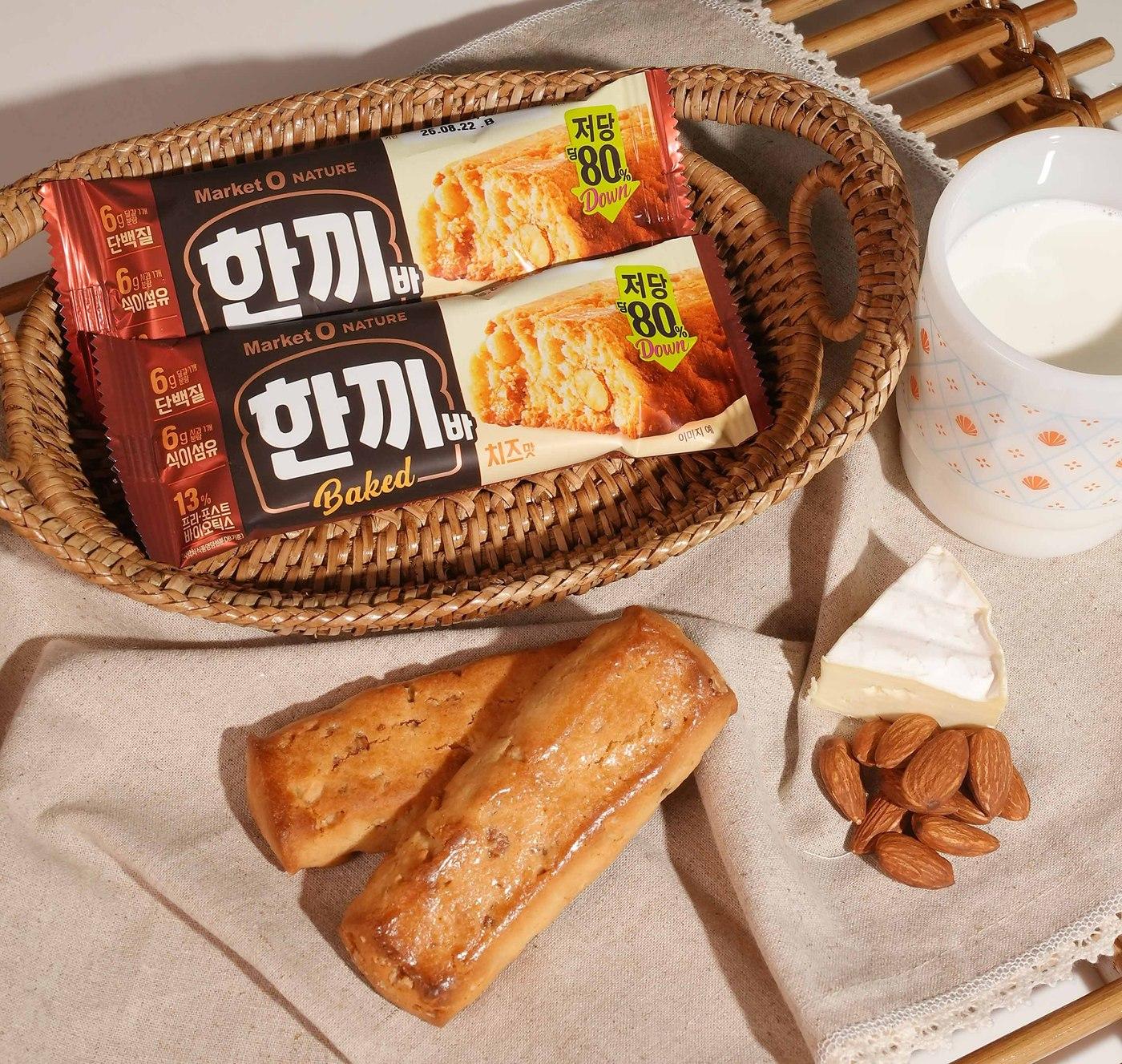 본문 이미지 - 오리온 '마켓오네이처 한끼바 치즈맛' 제품 연출 이미지.(오리온 제공)