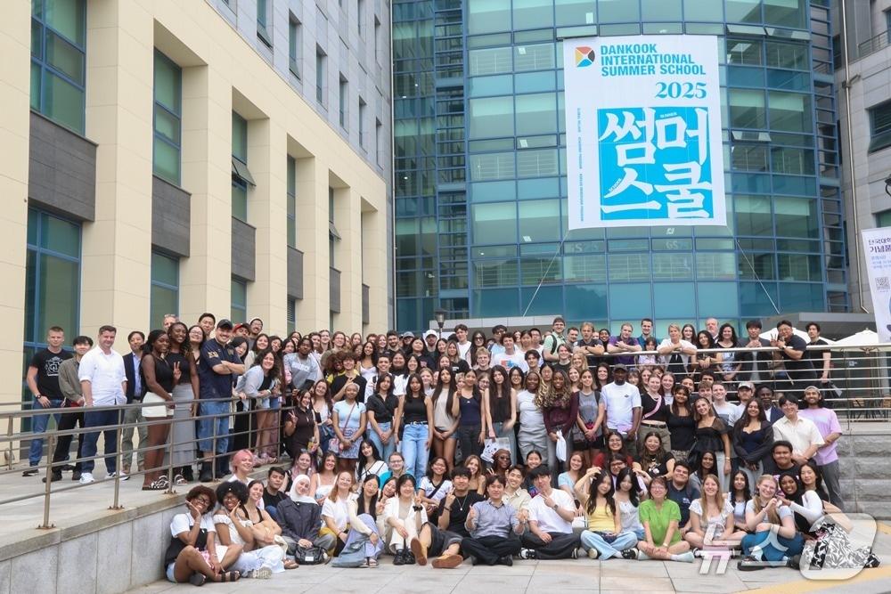 본문 이미지 - 지난해 단국대 국제처가 개최한 '국제여름학기'에 참가한 외국인 유학생들이 기념촬영을 하고 있는 모습.(단국대 제공)