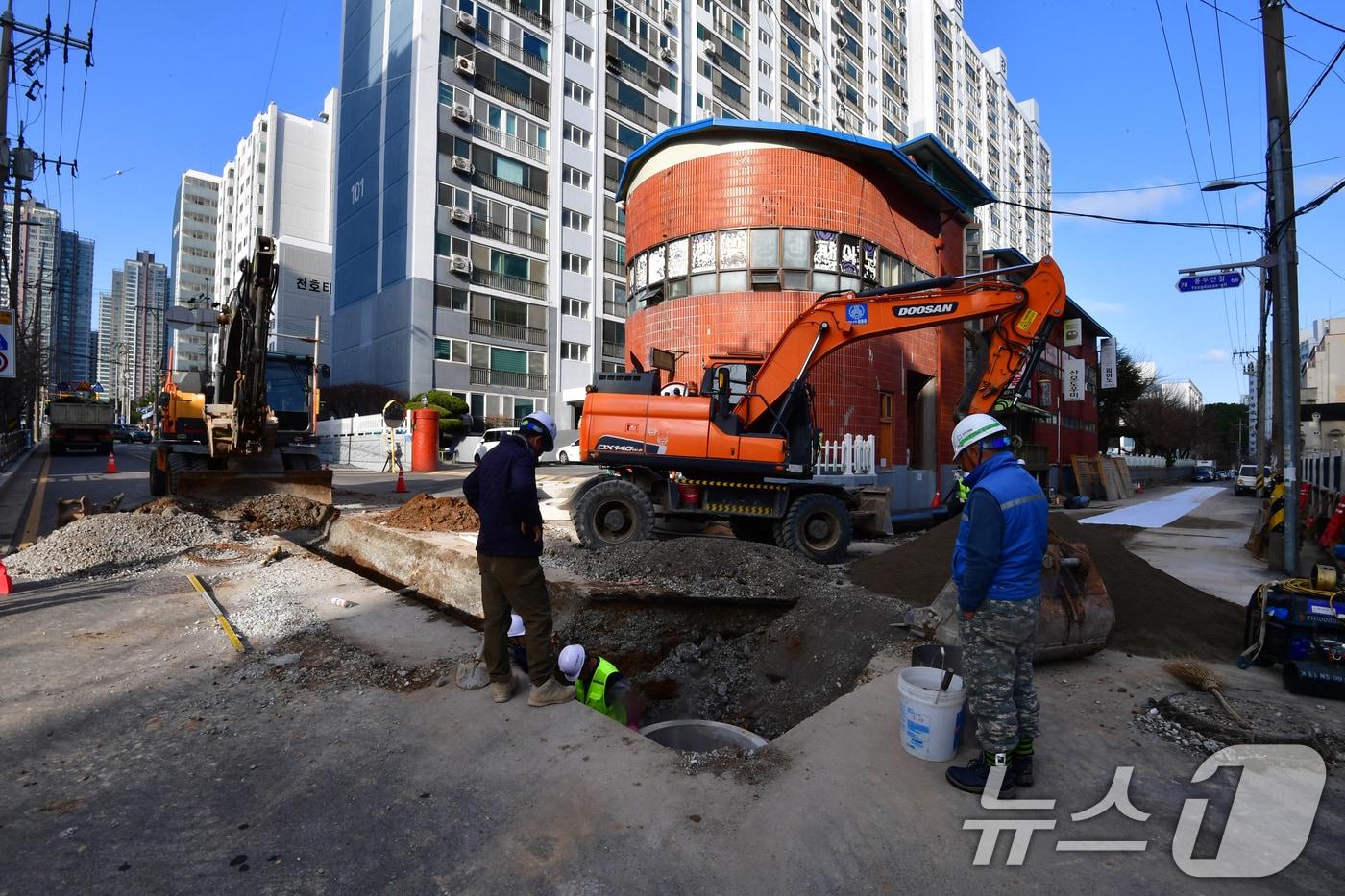 본문 이미지 - 4일 오후 경북 포항시 북구 장량동에서 예고도 없이 하수관로 공사가 진행되자 시민들이 불편을 호소했다. 2026.3.4 ⓒ 뉴스1 최창호 기자