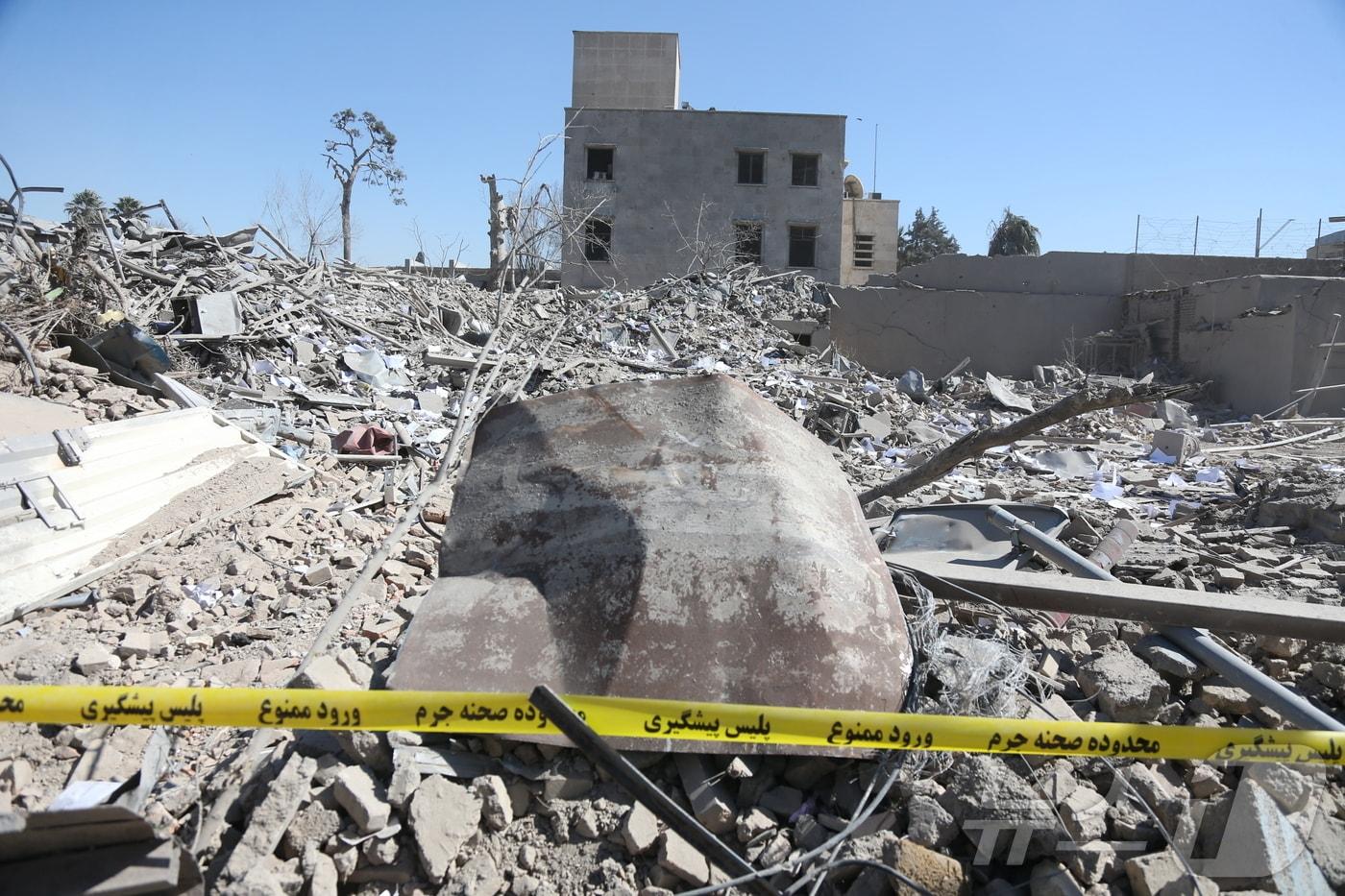 본문 이미지 - 미국과 이스라엘의 공습으로 파괴된 이란 테헤란의 건물과 잔해. 2026.03.03 ⓒ 신화=뉴스1