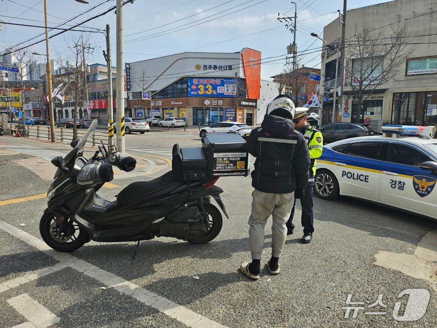 본문 이미지 - 전북 경찰이 3·1절 폭주족 특별단속을 실시하고 있다.(전북경찰청 제공. 재판매 및 DB금지)