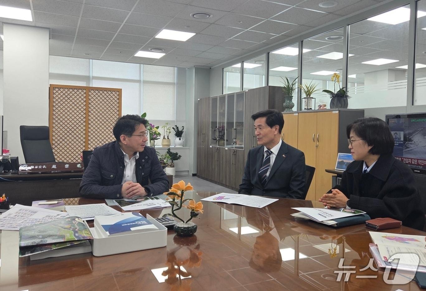 본문 이미지 - 안병구 밀양시장(가운데)이 4일 정부 세종청사에서 조영범 기획예산처 예산실장(왼쪽)을 만나 시 주요 현안 사업을 설명하고 있다.(밀양시 제공. 재판매 및 DB금지)