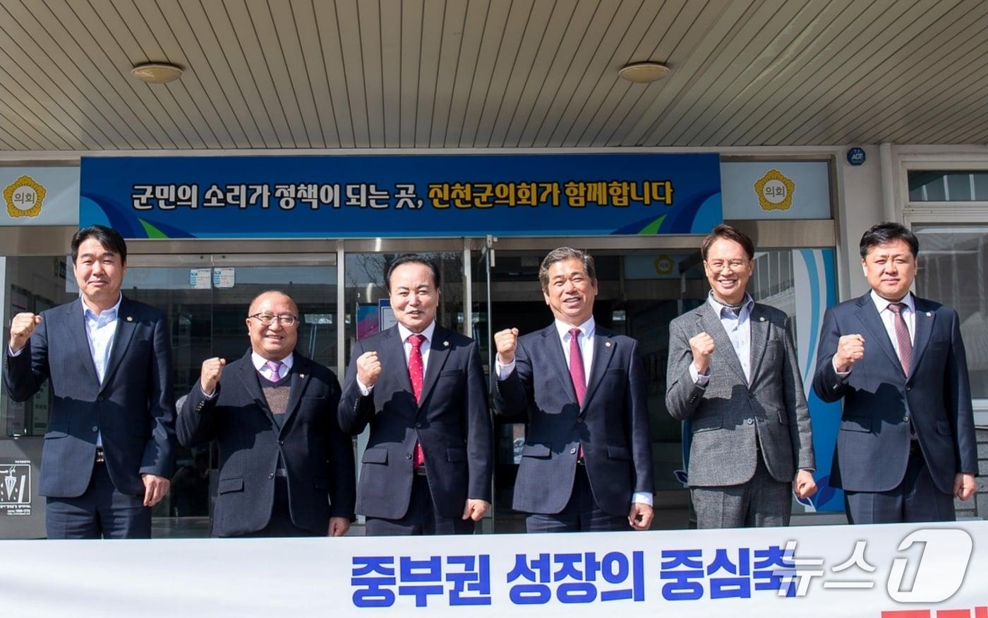 본문 이미지 - 충북시·군의회의장협의회가 4일 2차 공공기관 이전 때 대규모 공기업과 핵심 공공기관을 충북혁신도시 우선 배치 건의문을 채택했다.(진천군의회 제공.재판매 및 DB금지)