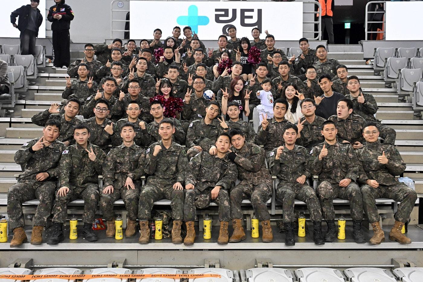 본문 이미지 - 핸드볼 H리그 경기장을 찾은 군 장병들(H리그 제공) 