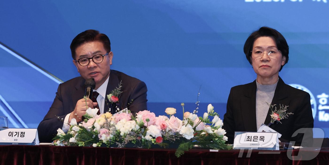 본문 이미지 - 이기정 신임 한국대학교육협의회 회장(왼쪽)이 4일 서울 중구 웨스틴조선호텔에서 열린 2026 한국대학교육협의회 정기총회에서 발언하고 있다. 오른쪽은 최은옥 교육부 차관. 2026.3.4 ⓒ 뉴스1 김성진 기자