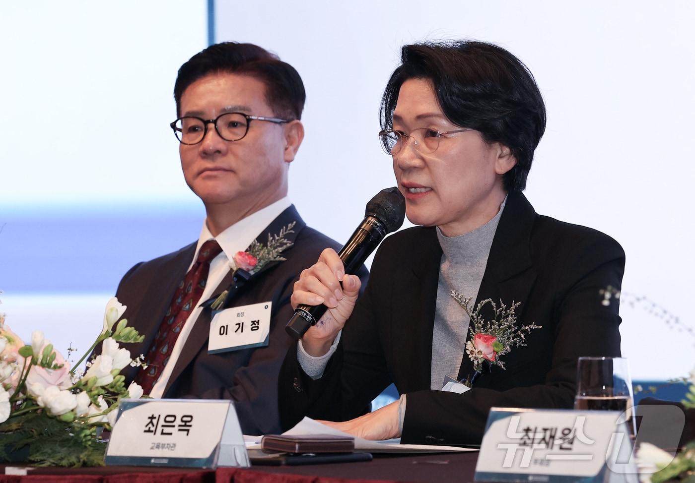 본문 이미지 - 최은옥 교육부 차관(오른쪽)이 4일 서울 중구 웨스틴조선호텔에서 열린 2026 한국대학교육협의회 정기총회에서 인사말을 하고 있다. 왼쪽은 이기정 신임 한국대학교육협의회 회장. 2026.3.4 ⓒ 뉴스1 김성진 기자