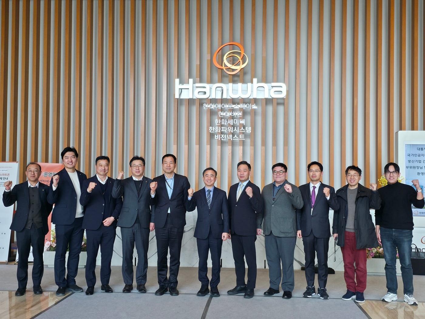 본문 이미지 - 4일 오후 경기도 성남 판교 한화에어로스페이스에서 국가인공지능전략위원회 임문영 상근 부위원장(가운데)과 심승배 국방·안보 분과장(왼쪽에서 다섯번째)을 비롯한 국방·안보 분과위원들과 함께 국방 분야 인공지능 전환(AX) 가속화를 위한 방산기업 간담회를 열었다. (국가AI전략위 제공)