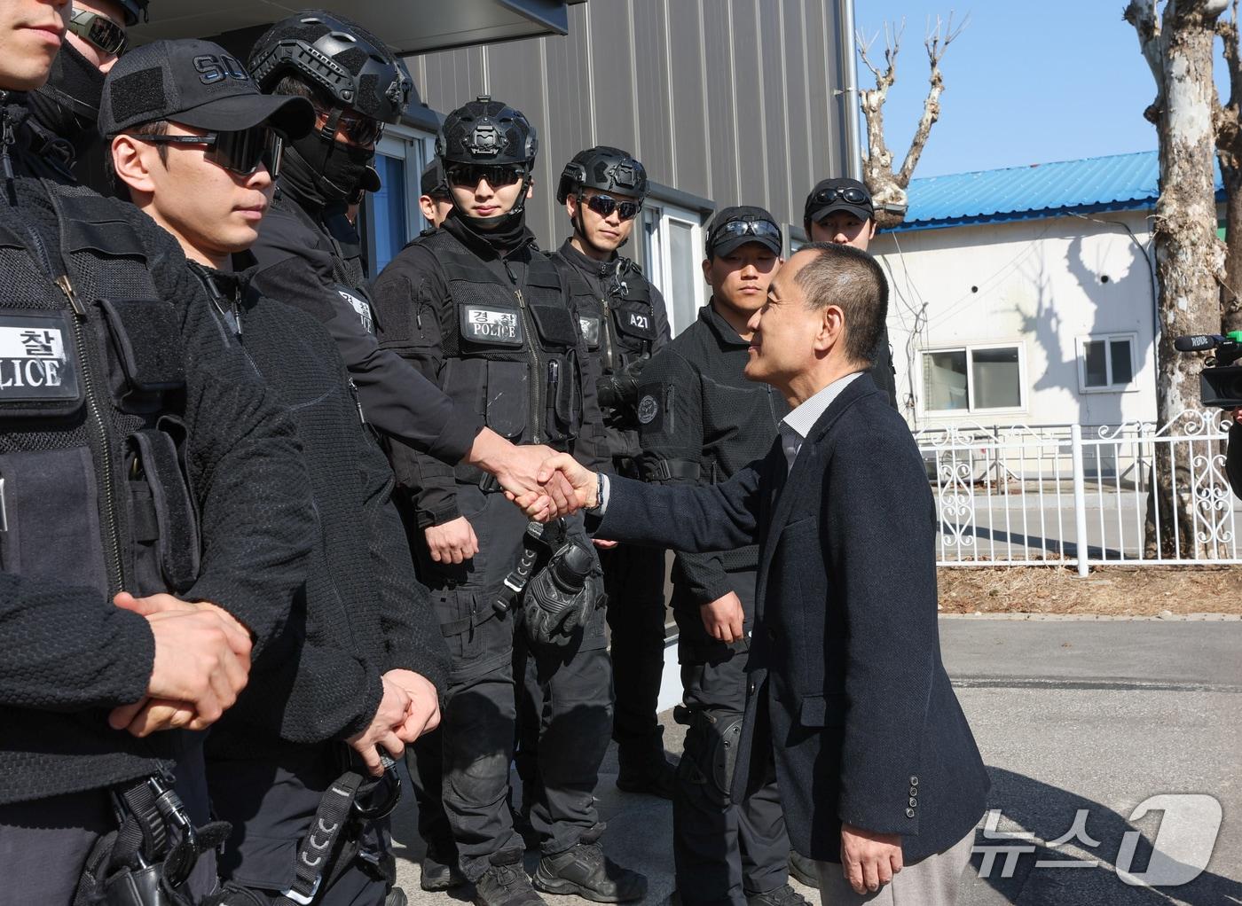 본문 이미지 - 김진태 강원지사는 4일 춘천시 신북읍에 위치한 강원경찰특공대를 방문해 치안 현장을 점검했다.(강원도 제공. 재판매 및 DB금지)/뉴스1