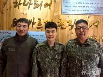 본문 이미지 -  53사단 부산여단 소속 유준호 상사와 신유겸 상병이 기념사진을 촬영하고 있다. (육군 53사단 제공. 재판매 및 DB 금지)