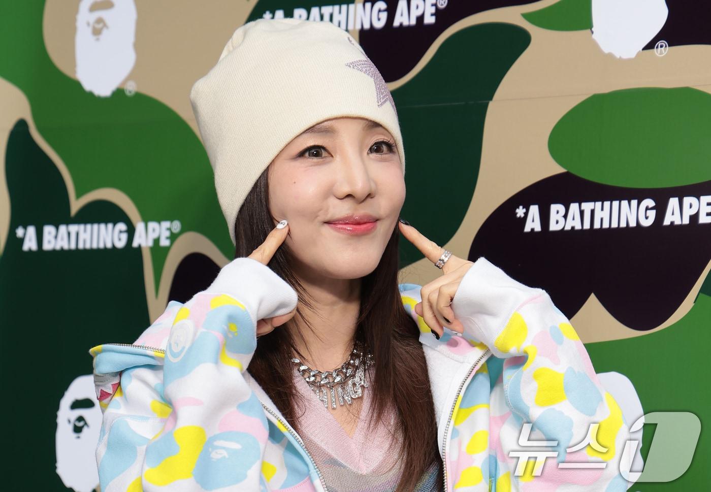 본문 이미지 - 2NE1(투애니원) 산다라박이 4일 서울 강남구 한 매장에서 열린 그랜드 오픈 행사에 참석해 포즈를 취하고 있다. 2026.3.4 ⓒ 뉴스1 권현진 기자