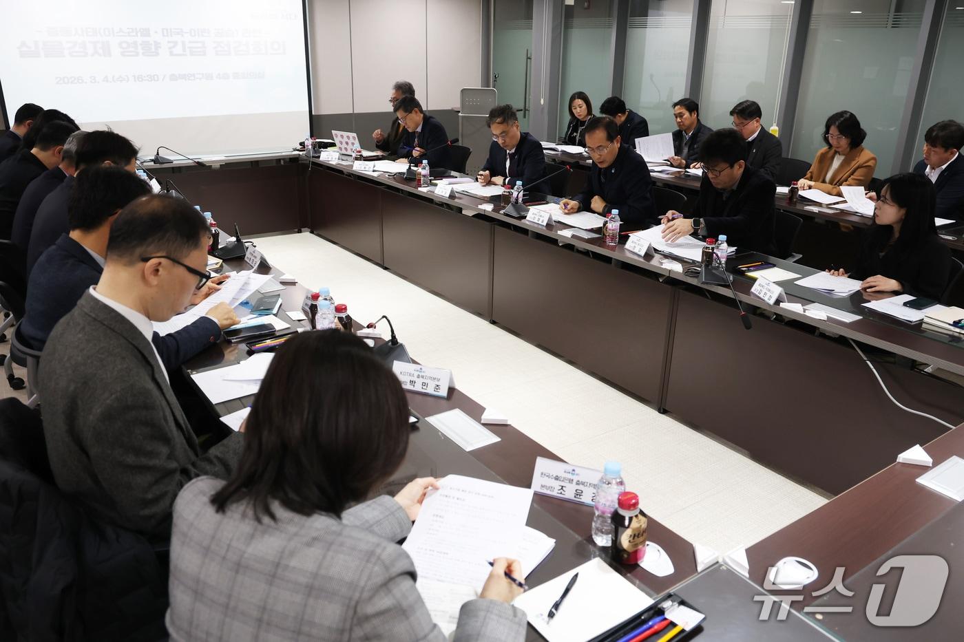 본문 이미지 - 충북도는 4일 이스라엘과 미국, 이란 간의 군사적 충돌로 중동 지역 지정학적 리스크가 고조됨에 따라 경제기관·단체가 참여하는 실물경제 영향 긴급 점검 회의를 열었다.(충북도 제공. 재판매 및 DB금지)