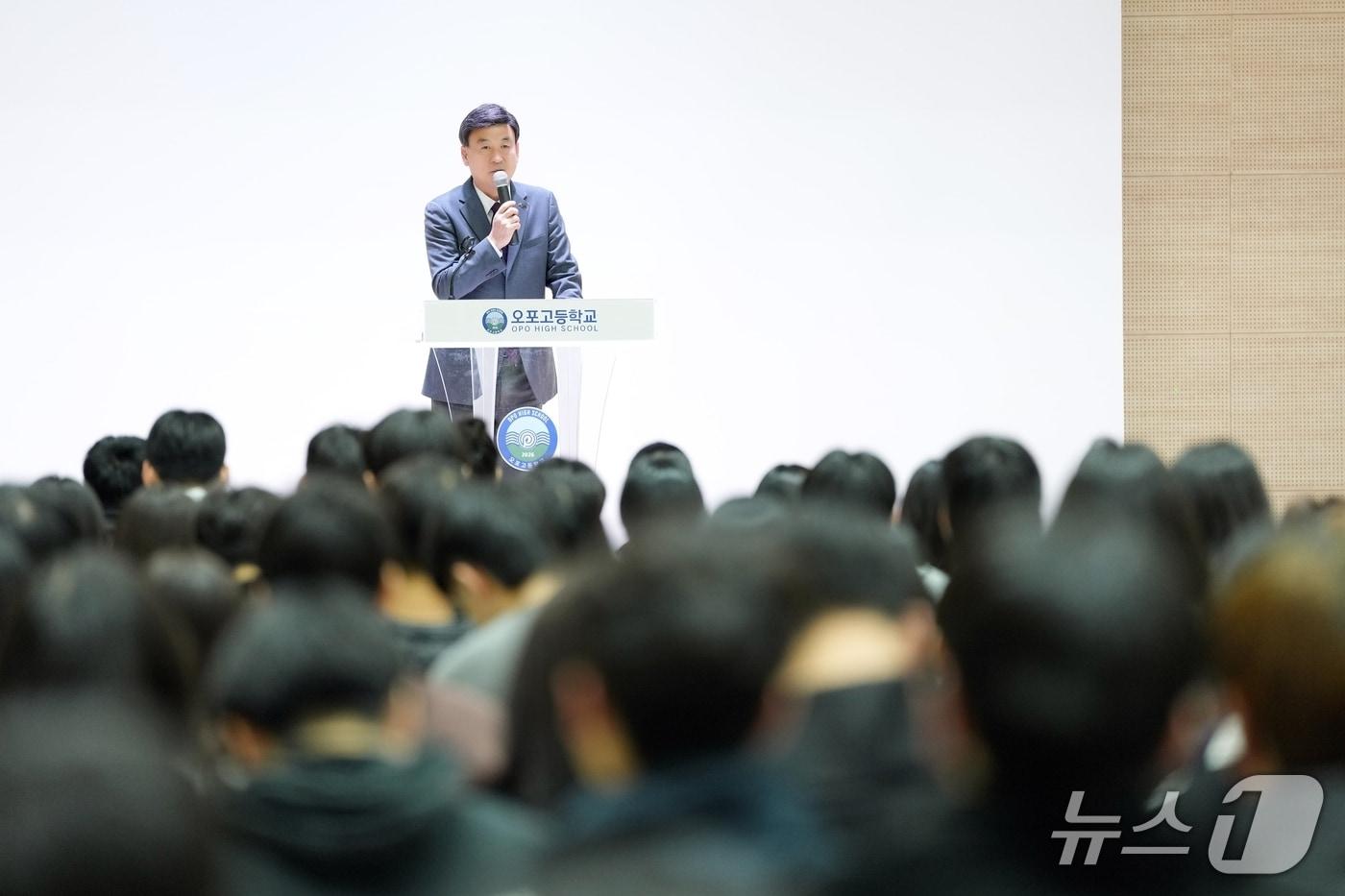 본문 이미지 - 방세환 광주시장이 지난 3일 열린 오포고교 첫 입학식에서 축사를 하고 있는 모습.(광주시 제공)