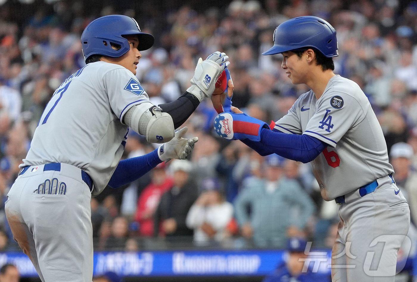본문 이미지 - MLB LA 다저스에서 함께 뛰는 오타니(왼쪽)와 김혜성.ⓒ AFP=뉴스1