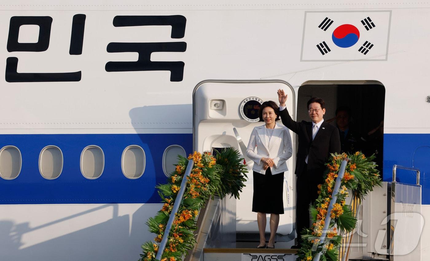 본문 이미지 - 필리핀 국빈 방문 일정을 마친 이재명 대통령과 김혜경 여사가 4일(현지시간) 필리핀 마닐라 빌라모어 군공항에서 공군1호기에 올라 인사를 하고 있다. ⓒ 뉴스1 허경 기자