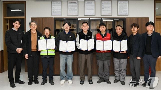 본문 이미지 - 강원 원주시시설관리공단이 4일 공단 내 4개 노동조합과 환경미화인력의 가로청소 체계 개선 방안에 대해 합의한 가운데, 이날 노사 관계자들이 기념사진을 촬영하고 있다. (원주시시설관리공단 제공. 재판매 및 DB금지) 2026.3.4/뉴스1