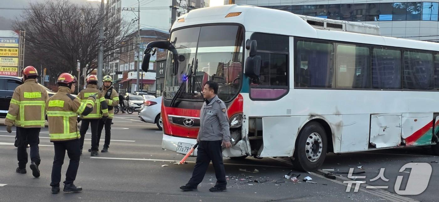 본문 이미지 - 4일 오후 5시35분쯤 경북 구미시 형곡동 형곡네거리에서 구미차병원 방향으로 달리던 통근버스가 중앙선을 넘어 승용차 5대를 잇따라 들이받았다.2026.3.4/뉴스1