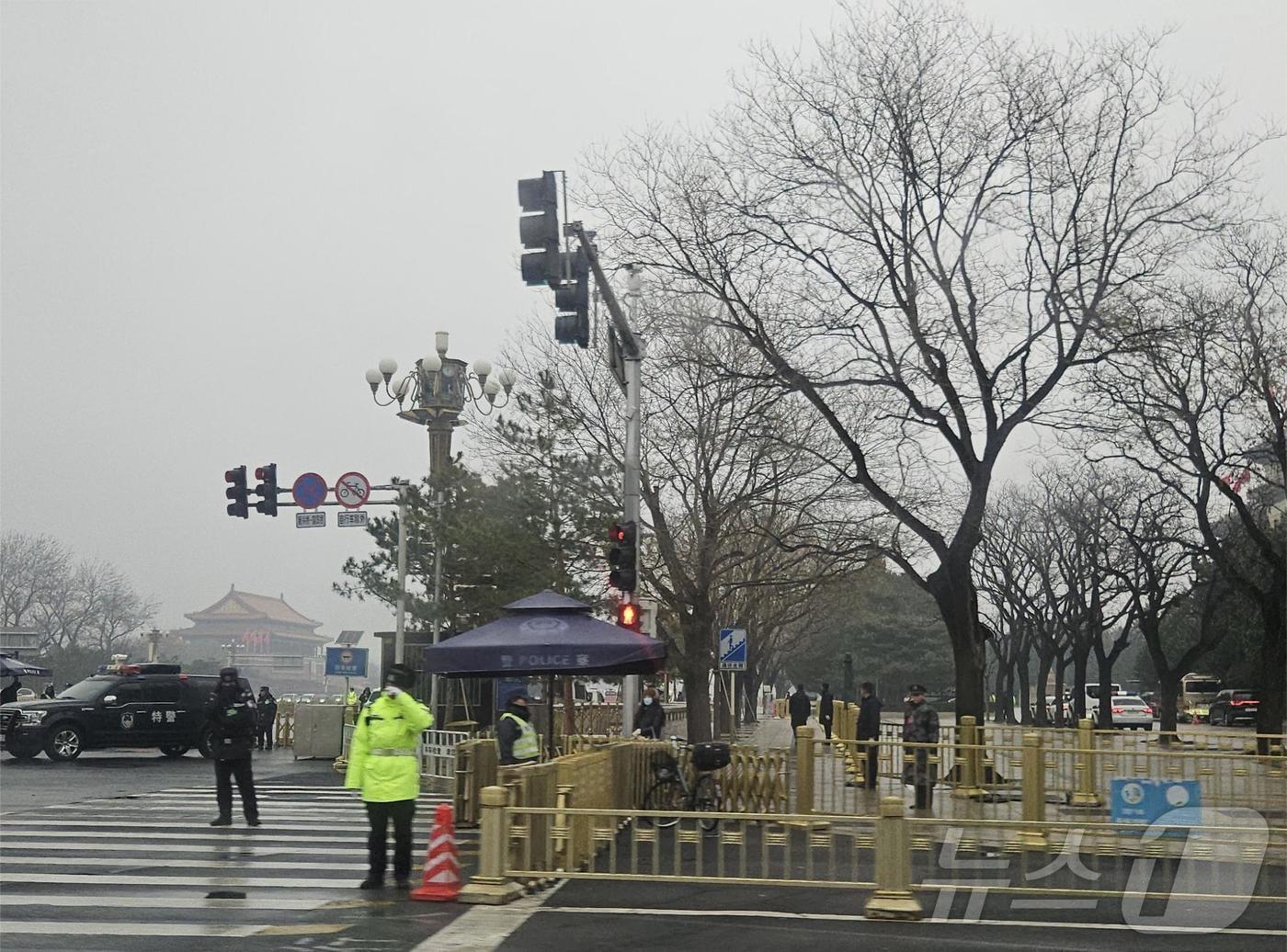 본문 이미지 - 중국 최대 정치행사인 양회 개막일인 4일 인민대회당 주변에 삼엄한 경비가 유지되고 있다. ⓒ 뉴스1 정은지 특파원