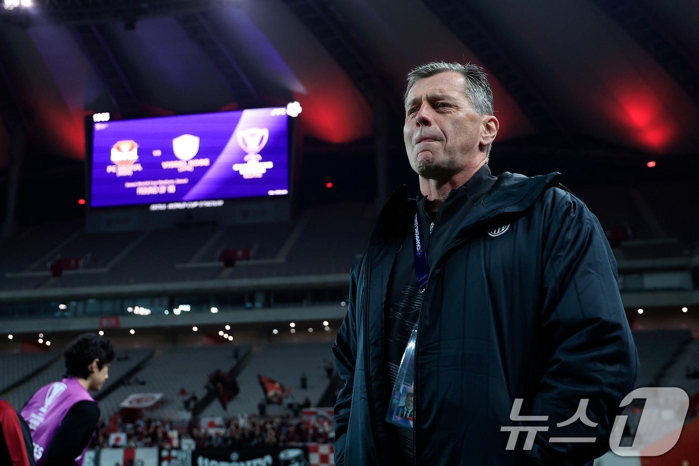 본문 이미지 - 미하엘 스키베 비셀 고베 감독이 4일 오후 서울시 마포구 월드컵로 서울월드컵경기장에서 열린 아시아축구연맹(AFC) 챔피언스리그 엘리트(ACLE) 16강 1차전 FC서울과 비셀 고베의 경기에서 피치를 바라보고 있다. 2026.3.4 ⓒ 뉴스1 박정호 기자