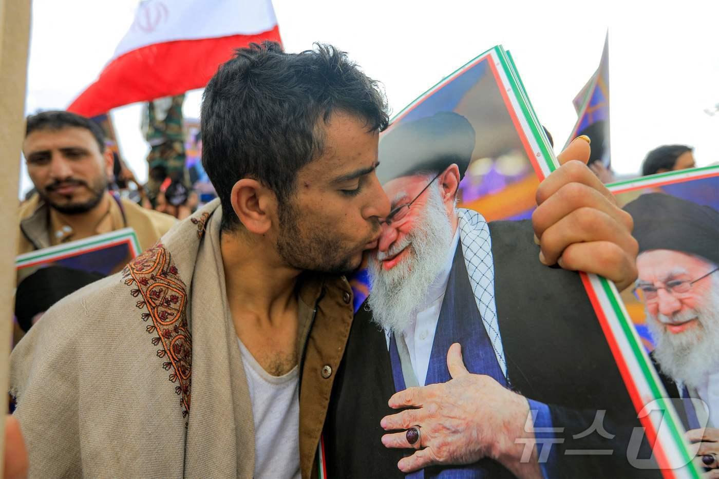 본문 이미지 - 예멘의 친이란 후티 반군 장악지역인 사나에서 후티반군 지지자들이 하메네이 추모 집회를 진행했다. 2026.03.01 ⓒ AFP=뉴스1