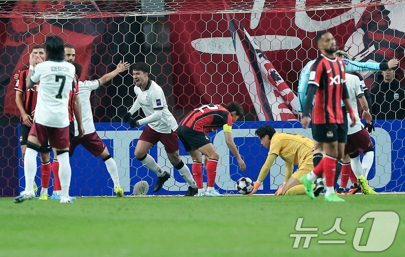 본문 이미지 - 4일 오후 서울시 마포구 월드컵로 서울월드컵경기장에서 열린 아시아축구연맹(AFC) 챔피언스리그 엘리트(ACLE) 16강 1차전 FC서울과 비셀 고베의 경기에서 전반 비셀 고베 마테우스가 선제골을 터트리고 있다. 2026.3.4 ⓒ 뉴스1 박정호 기자