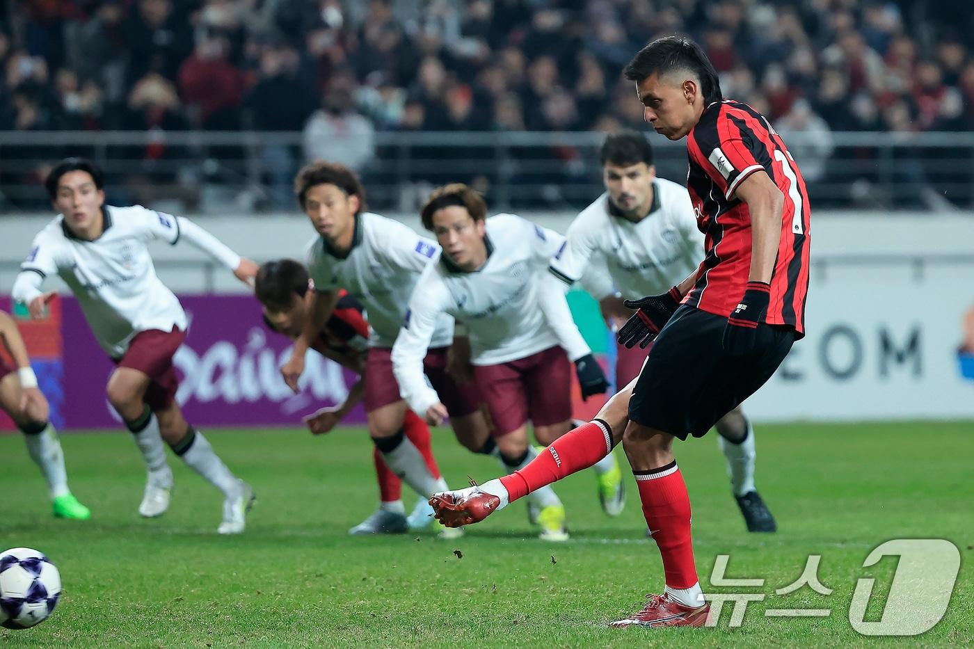 본문 이미지 - 4일 오후 서울시 마포구 월드컵로 서울월드컵경기장에서 열린 아시아축구연맹(AFC) 챔피언스리그 엘리트(ACLE) 16강 1차전 FC서울과 비셀 고베의 경기에서 FC서울 후이즈가 패널티킥을 차고 있다. 2026.3.4 ⓒ 뉴스1 박정호 기자
