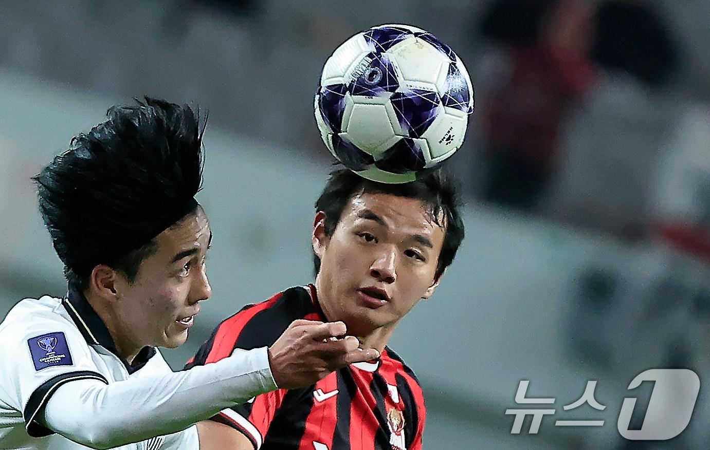 본문 이미지 - 4일 서울월드컵경기장에서 열린 아시아축구연맹(AFC) 챔피언스리그 엘리트(ACLE) 16강 1차전 FC서울과 비셀 고베의 경기에서 FC서울 황도윤과 고베 하마사키 켄토가 볼다툼을 하고 있다. 2026.3.4 ⓒ 뉴스1 박정호 기자